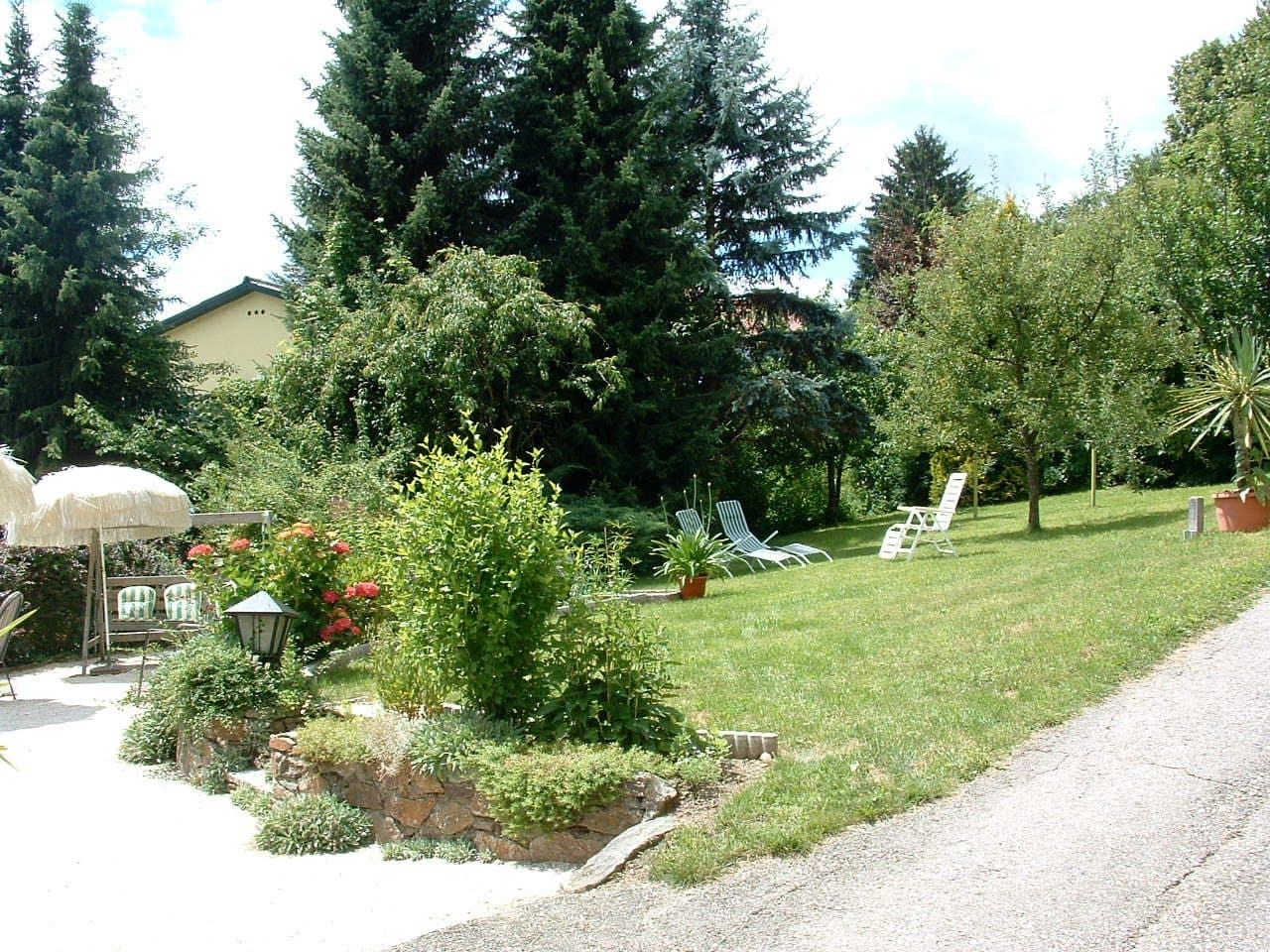 Garten mit Liegestühlen zur freien Benutzung